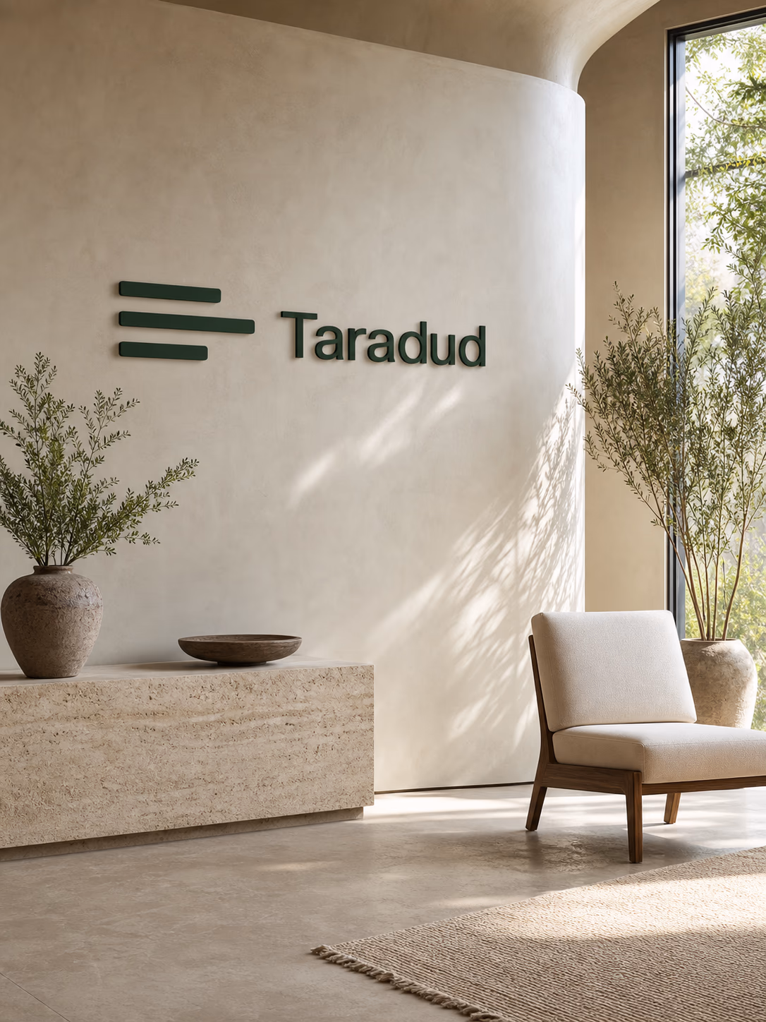 Espace de travail Taradud avec le logo de la marque sur le mur